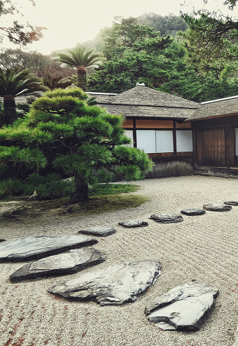 kamienie ogrodowe w aranżacji ogrodu japońskiego